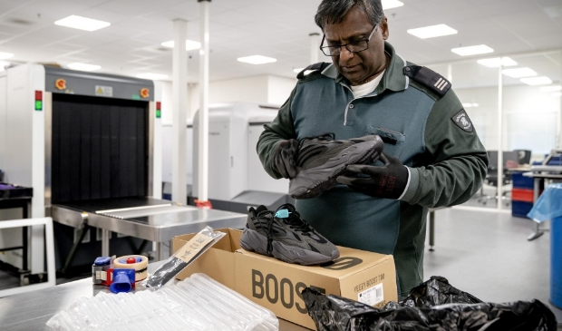 Douanier met namaak merkschoenen.