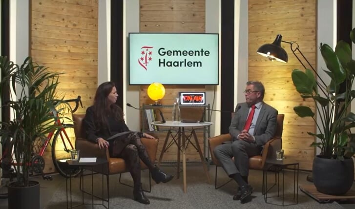 Burgemeester Jos Wienen zit in een coronaproof setting met moderator Yara Hannema tijdens de live chat via Facebook.