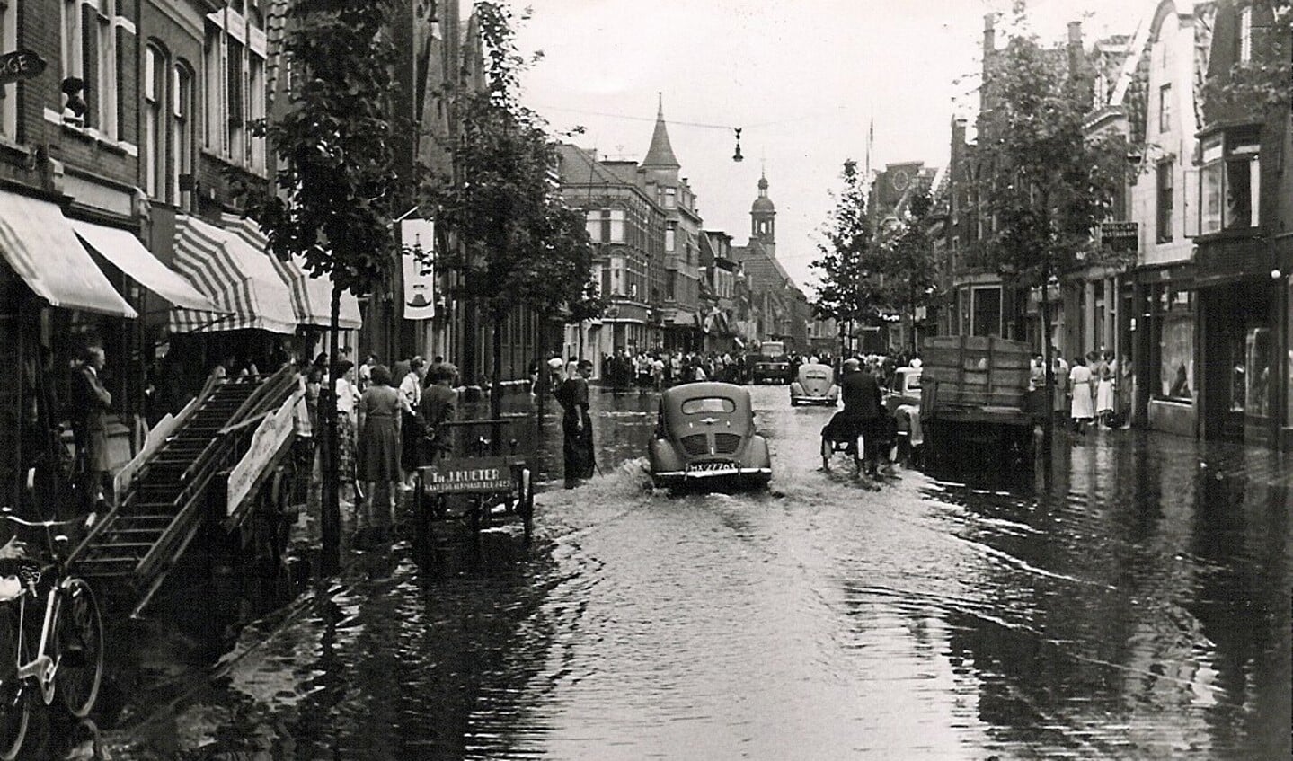 Wateroverlast in de Alkmaarse Laat, augustus 1955.