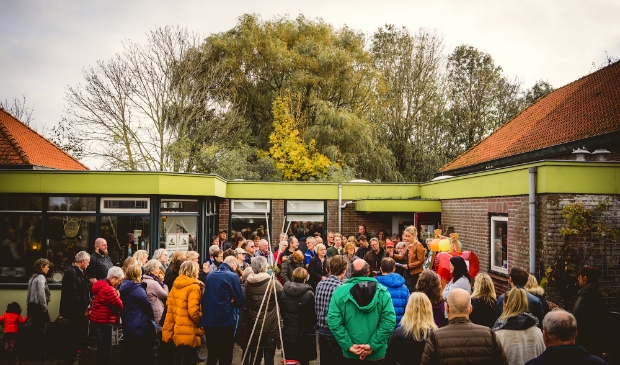 <p>Bijeenkomst OldSkoel (pre-corona) bij start inloophuis</p>