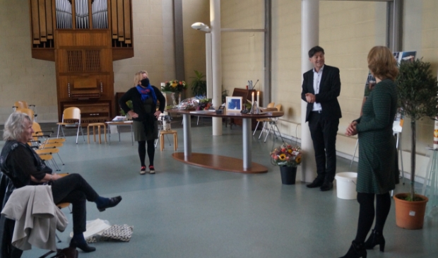 Dominee Hibma wordt toegesproken door Erna Berends.