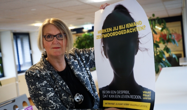 <p><em>Wethouder Marjon van der Ven met de campagneposter om inwoners bewuster te maken van hun helpende rol bij zelfmoordpreventie.</em></p>