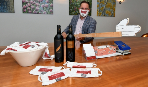 <p>Toen de corona in ons land uitbrak, gaf notaris Marcel ten Brinke al ludiek een 'hand' op afstand... </p>
