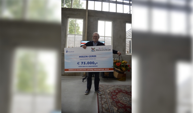 <p>Kasper Grutter van molen Ceres blij met vette cheque Molenprijs 2020.</p>