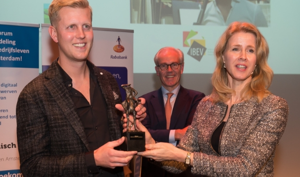 <p>Mona Keijzer, hier met Jaap Buijs van Kwakman, de winnaar van de VOWA-ondernemersprijs 2017. </p>