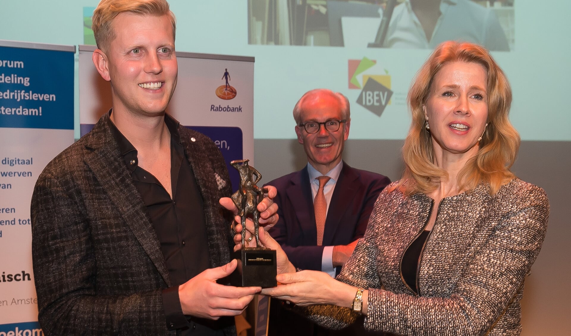 Mona Keijzer, hier met Jaap Buijs van Kwakman, de winnaar van de VOWA-ondernemersprijs 2017. 