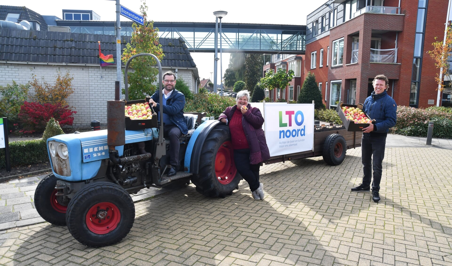Burgemeester Michiel Pijl deelde vanmiddag om half twee appels uit bij verzorginshuis De Bosman in Venhuizen.