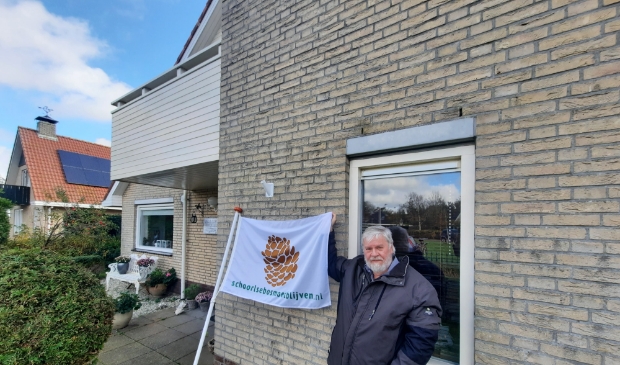 Gedreven pleitbezorger met de vlag die altijd zijn huis in Groet siert