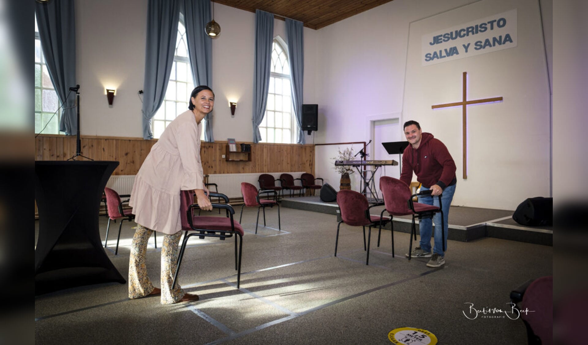 De Helderse Uitdaging ontvangt stoelen van Theater de Kampanje voor bijzondere stoelendans.