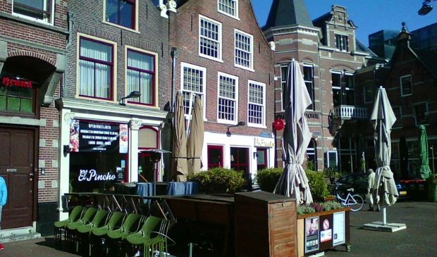 <p>Lege terrassen en lege panden sieren de stad Haarlem.</p>