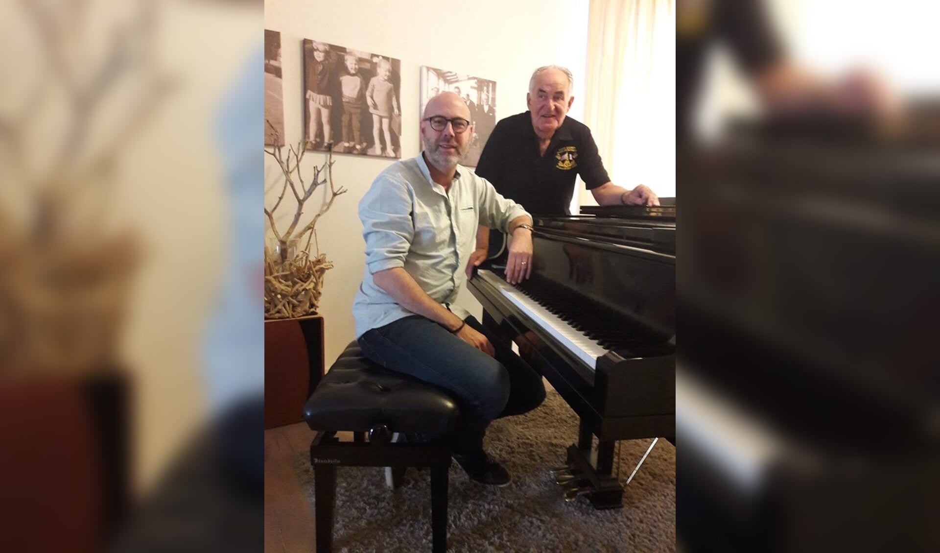 Ruud Luttikhuizen (piano) en Dub de Vries (orgel) spelen passende muziek op de achtergrond. 