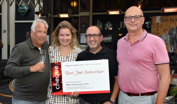 <p>Marije Sliphorst, hier met de broers Robert (links) en Jeroen Jonk (tweede van rechts) van Bert Jonk Autoverhuur, winnaars van een eerdere editie van de PRO-ondernemersprijs. Rechts Marco Dekker van de PRO. </p>