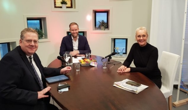 <p>Wethouder Paul Slettenhaar, presentator Sander Verschoor en contentregisseur Yvette van der Does in de studio van Omroep Castricum.</p>