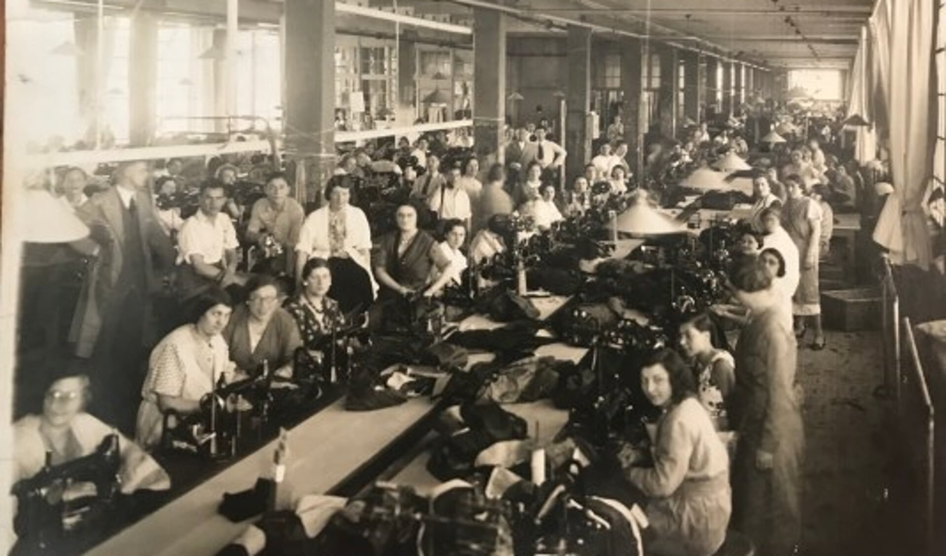 Vrouwen aan het werk in de Hollandia Kattenburg textielfabriek begin jaren 30 