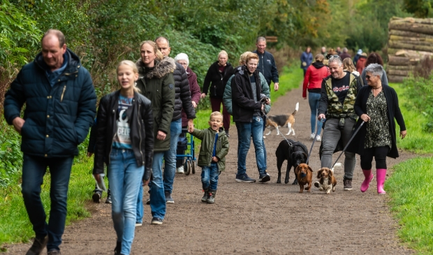 <p>Hordes wandelaars, al dan niet met hond, wisten het Purmerbos te vinden.</p>