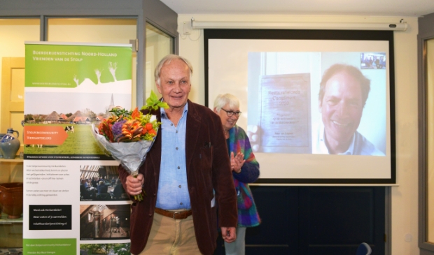 Peter van Zuthpen ontvangt het Compliment.