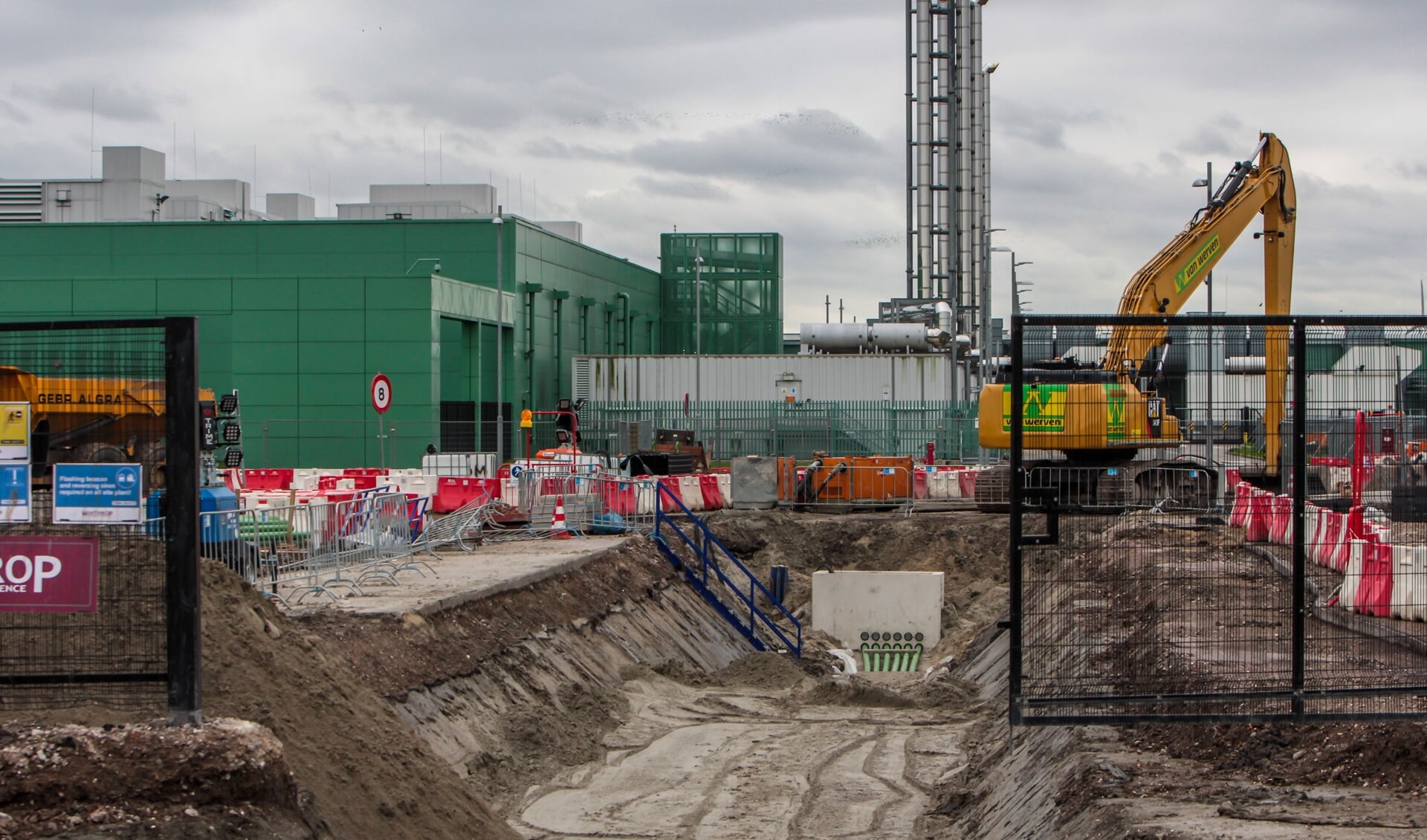 De bouw van het datacenter viel bij veel bewoners van de Wieringermeer niet in goede aarde. Op de foto de bouw van het Microsoft Complex langs de A7.