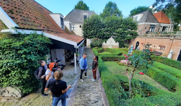 <p>Sylvana Simons en Johnny de Mol in de tuin van het Westfries Museum. </p>
