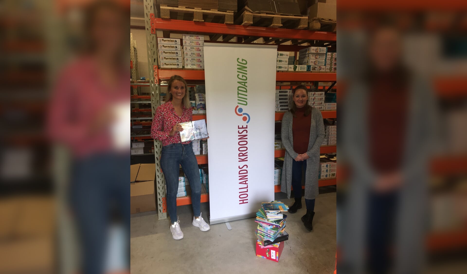 Daniek Peereboom van Humanitas Kop van Noord-Holland en Tatjana Kootstra van Bekius Schoolmaterialen.