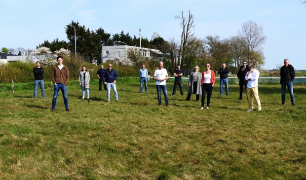 <p>Een deel van de verontruste ondernemers op de beoogde plek van de flexwoningen.</p>