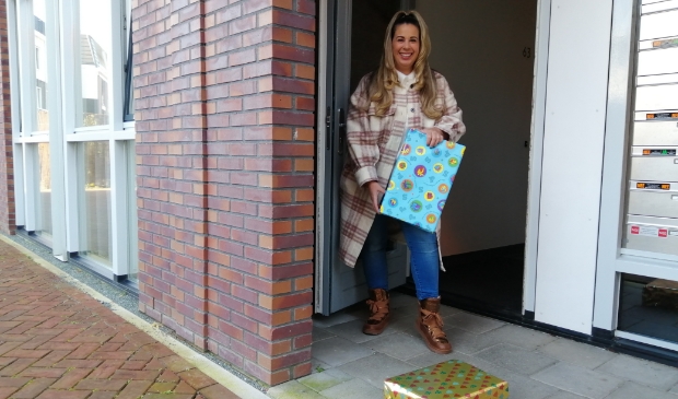 <p>Na producten voor de voedselbank zamelt Nathalie nu cadeautjes in.</p>