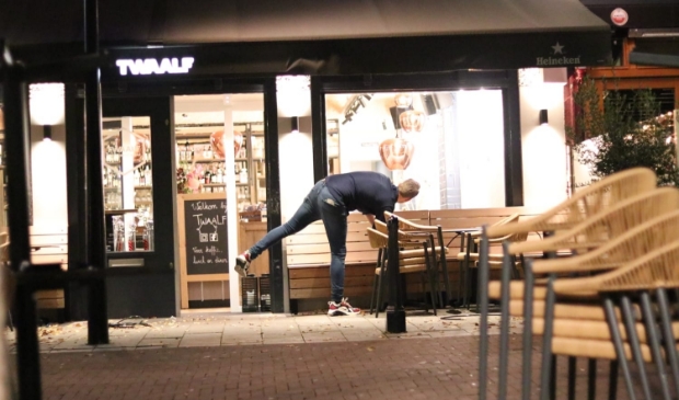 <p>Sven Tishauser van Twaalf ruimt op en sluit de deuren.</p>