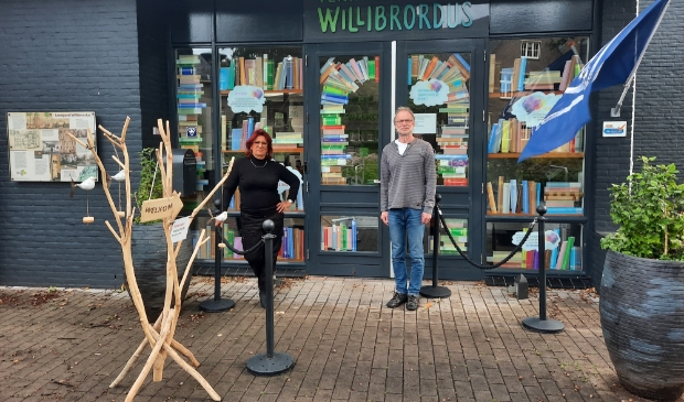 <p>Paula de Blaaij en Sjaak Groen trots voor de net vernieuwde entree.<br><br></p>