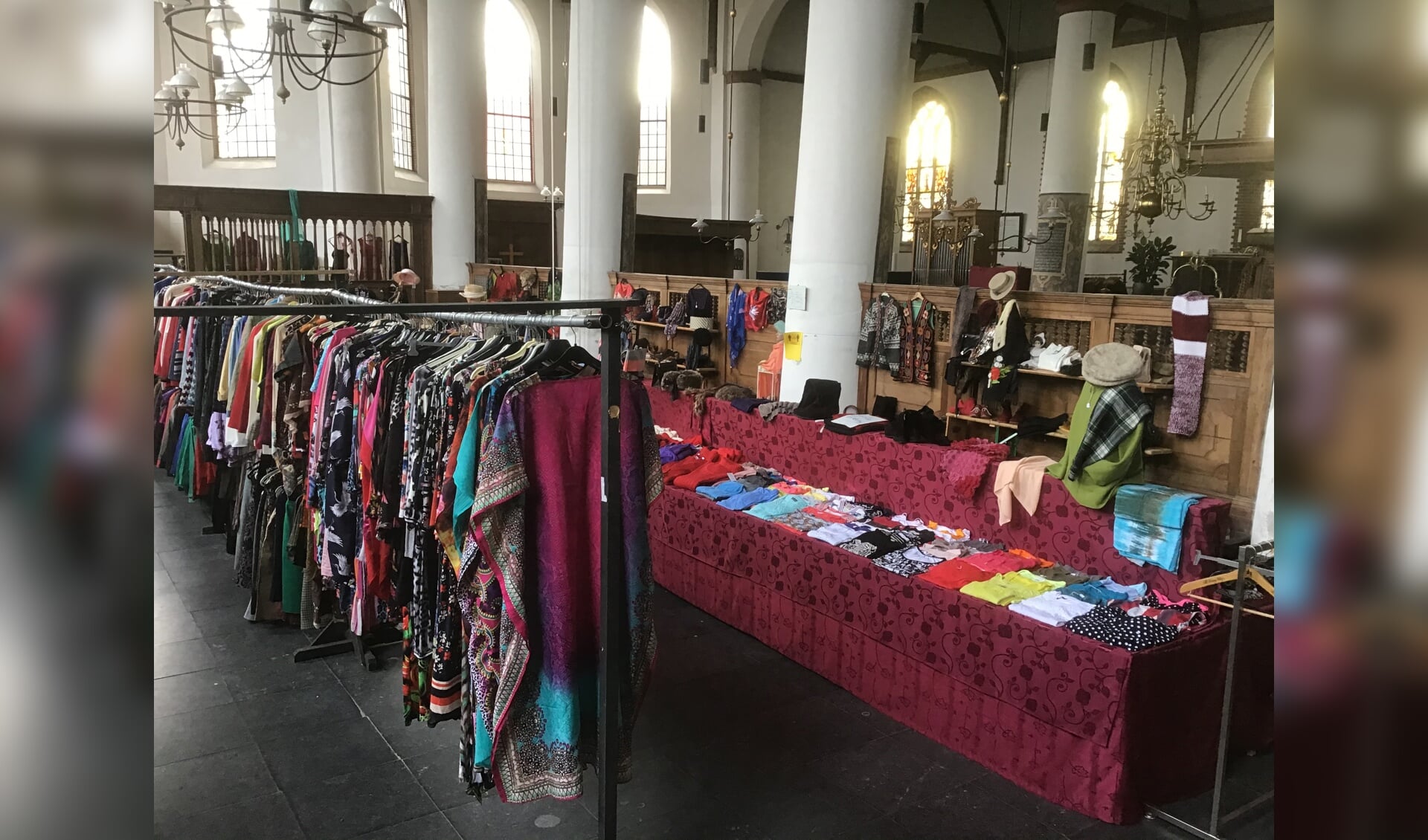 Opbrengst kledingmarkt voor restauratie Bonifatiuskerk.