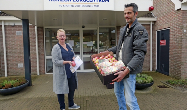 <p>Het krat verse appels werd met liefde aangenomen van de tuinder.</p>