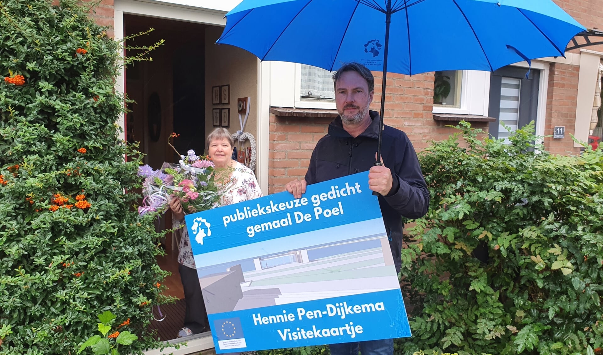 De winnaar van het gedicht voor gemaal De Poel, Hennie Pen Dijkema en projectleider Ernst Moerman. 