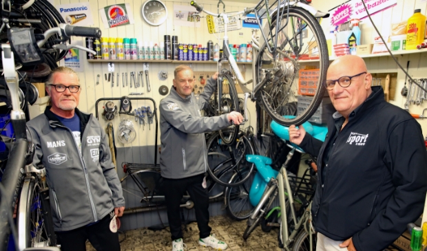<p>De fietsenwerkplaats in het voormalige 'ballenhok' van HSV Sport. V.l.n.r.: Mans Semler, Jan Kooijman en Paul Buis.</p>