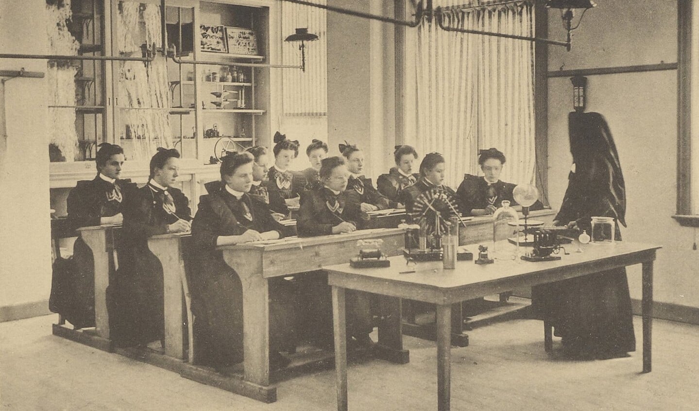 Natuurkundeles op de kweekschool van de zusters Ursulinen in Bergen, ca. 1910 