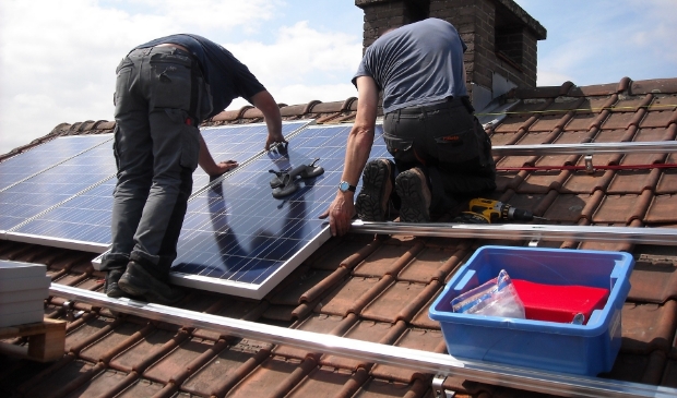 <p>Zonnepanelen kunnen grootschalig worden ingekocht om geld te besparen. </p>