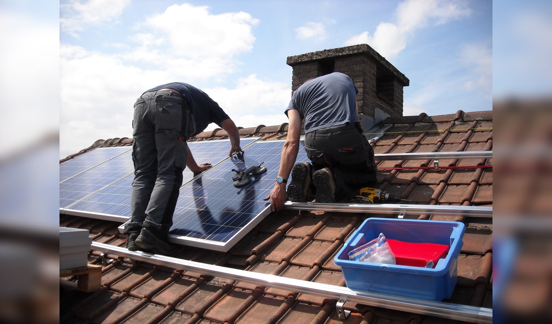 Zonnepanelen kunnen grootschalig worden ingekocht om geld te besparen. 