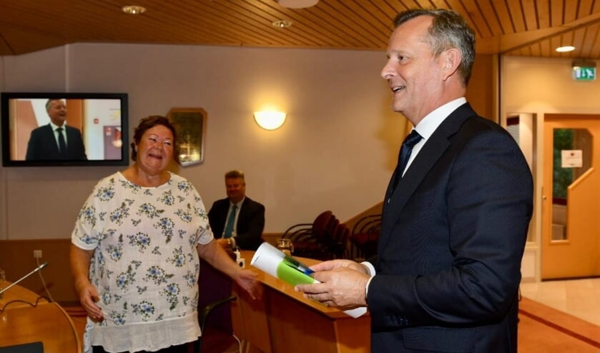 De voorzitter van de vertrouwenscommissie Yvonne Gras overhandigt de profielschets aan de commissaris van de koning Arthur van Dijk. 