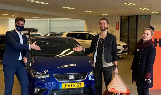 <p>Raoul Michel is blij met zijn nieuwe auto.</p>