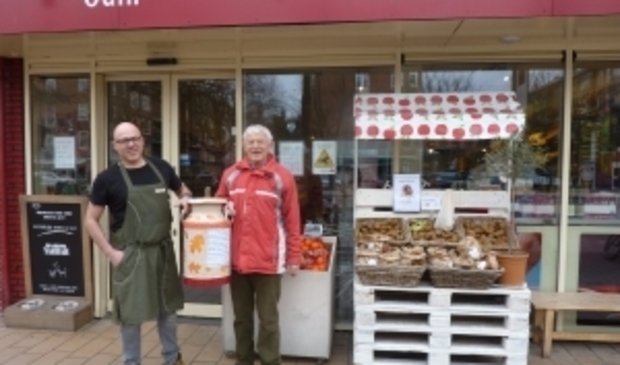 <p>Muntenman Toon Borst (rechts) is druk in de weer met zijn melkbussen. </p>