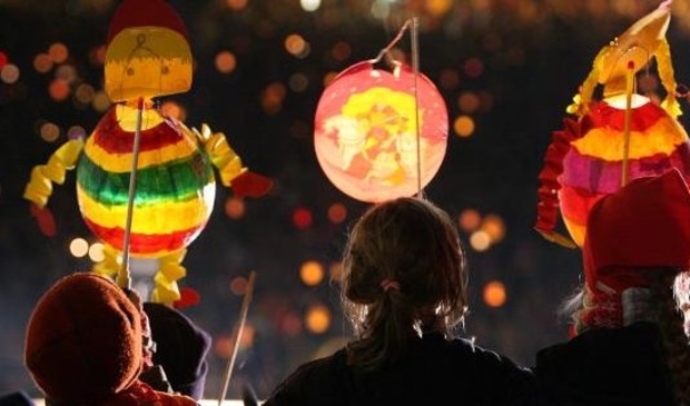 Het blijft iets magisch voor een kind; met een lichtje door het donker de deuren langs voor snoep.
