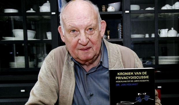 <p>Vanaf 1970 is Jan Holvast gespecialiseerd in privacyvraagstukken. </p>