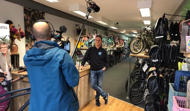 <p>De camera bracht een bezoek aan de aangesloten fietsenhandelaar van Patrick Venema in Schagen die fietsbellen sponsort</p>