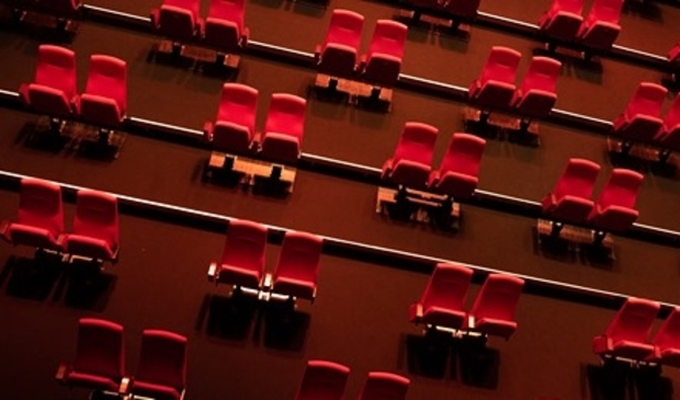 <p>Cool heeft de theaterzaal 'coronaproof' ingericht.</p>