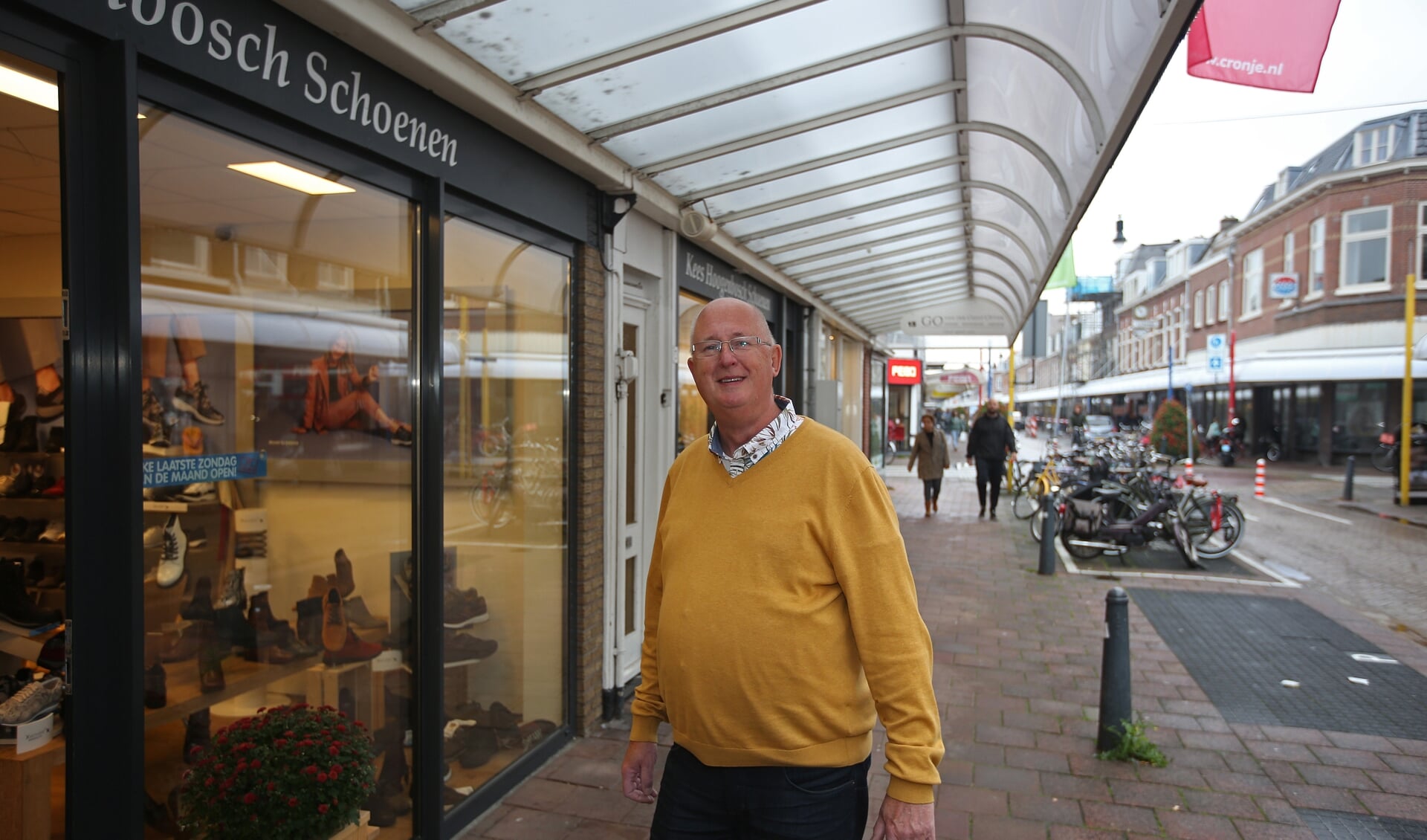 Kees Hoogenbosch, eigenaar van de gelijknamige schoenenzaak en voorzitter van de winkeliersvereniging Cronjé.