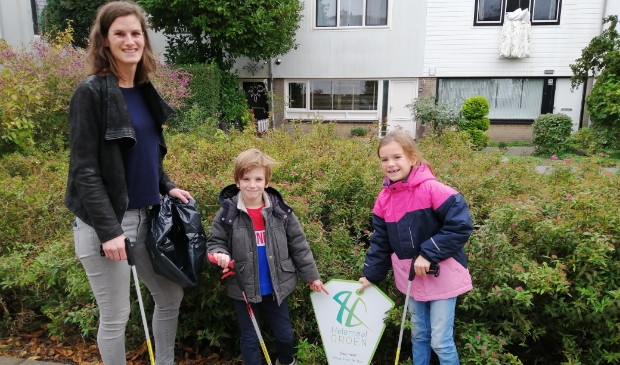 <p>Geeke en haar kinderen lopen voorop om zwerfvuil op te ruimen.</p>