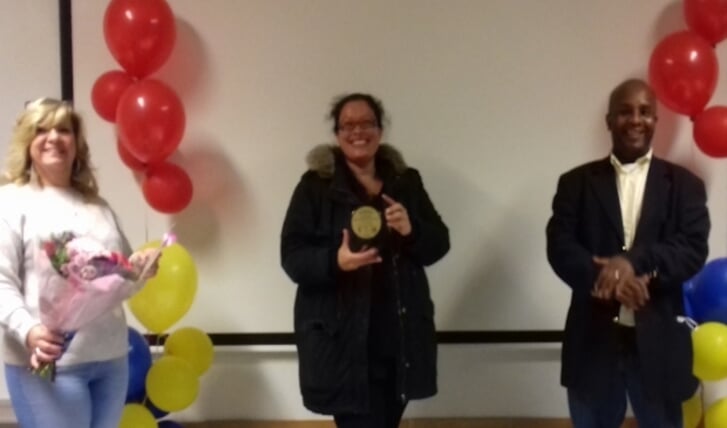 Denise Frank (midden) wint Gouden Buur Award 2020.