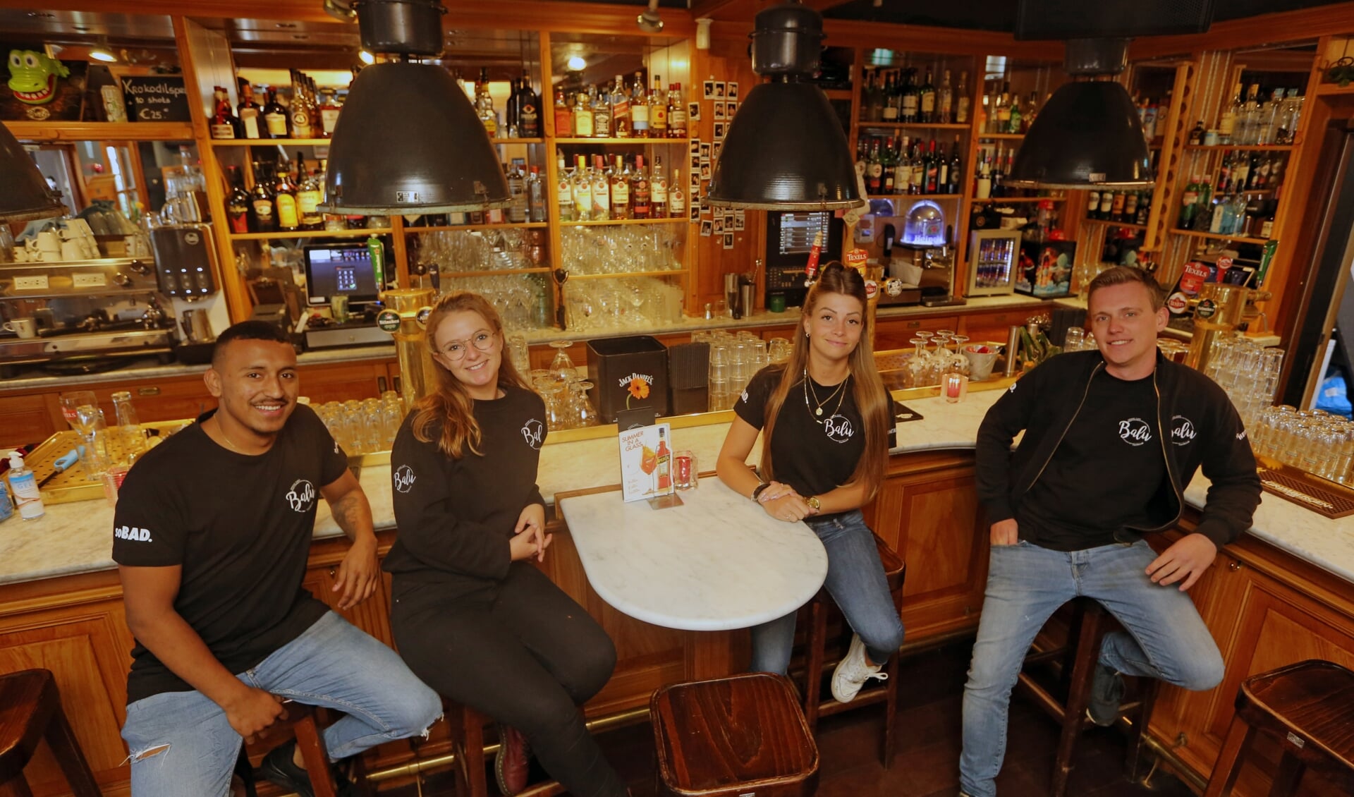 Bij Grand Café Balu aan de Dorpsstraat in Castricum wordt gepraat over alternatieven voor uitgaan in Coronatijd.