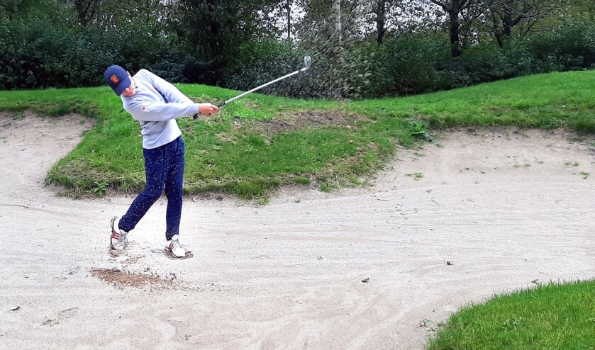 Luke Yarnold slaat uit de bunker. ,,Ik probeer vaak de vlag aan te vallen, ook als hij net achter de bunker staat.''