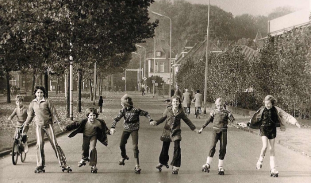 <p>Rolschaatsen op de Juliana van Stolberglaan tijdens de autoloze zondagen van 1973. </p>