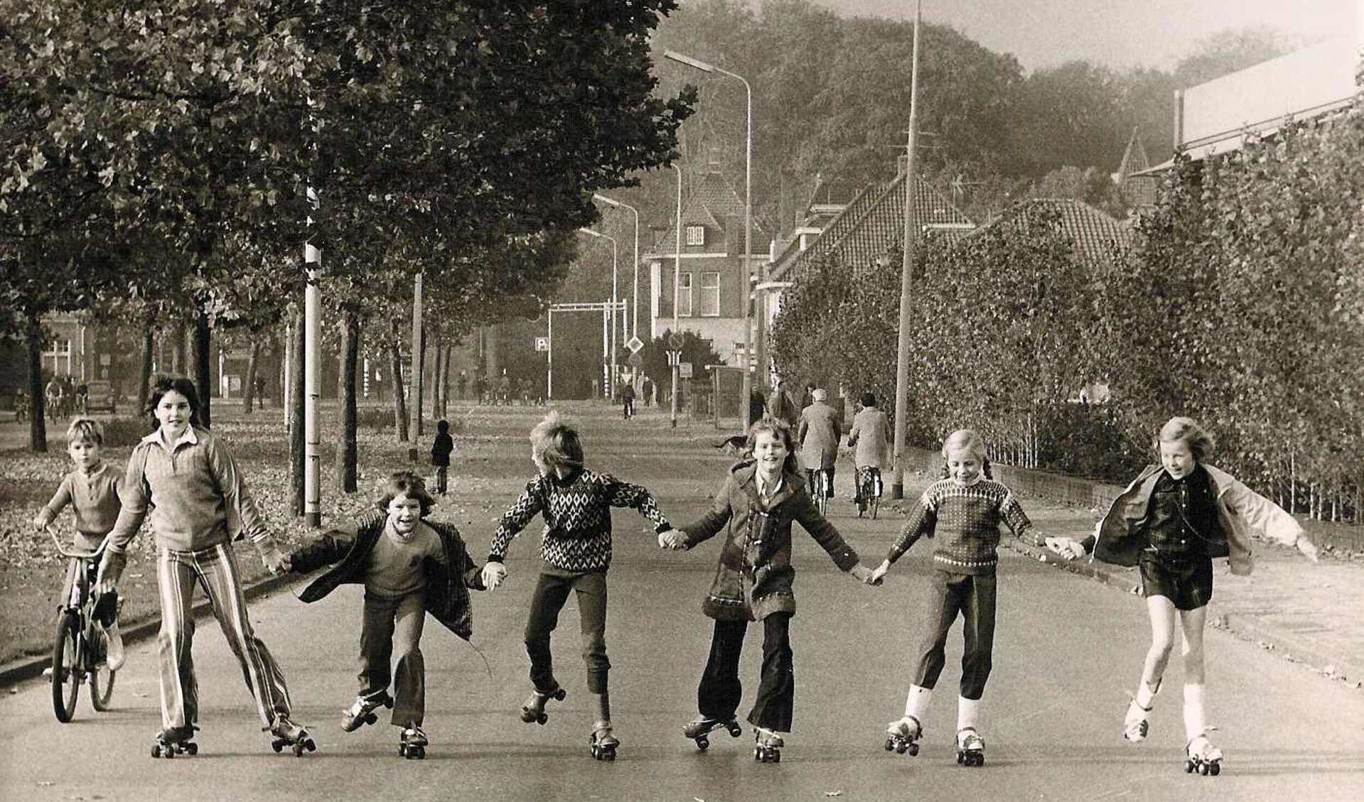 Rolschaatsen op de Juliana van Stolberglaan tijdens de autoloze zondagen van 1973. 