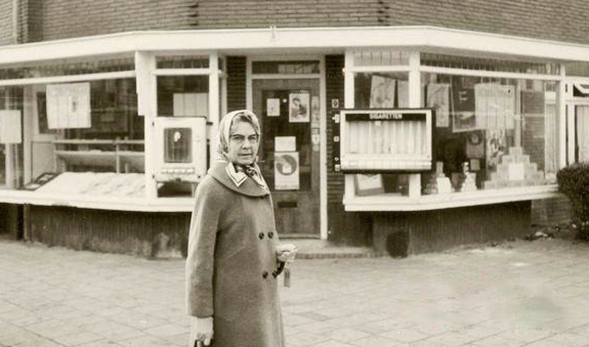 Jo Vissers voor de eerste Wereldwinkel in de Egmondenstraat 9 in 1970.