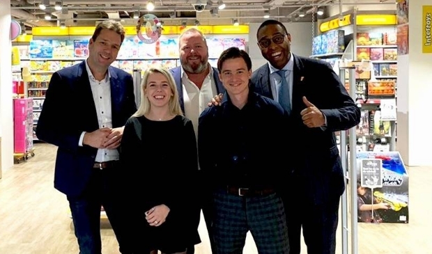 <p>Landelijke donatie-actie van start bij Intertoys, met Directeur Dave Ensberg (meest rechts op de foto).</p>